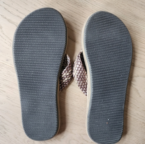 New Terrain Size 7 sandals almost new - Picture 2 of 7